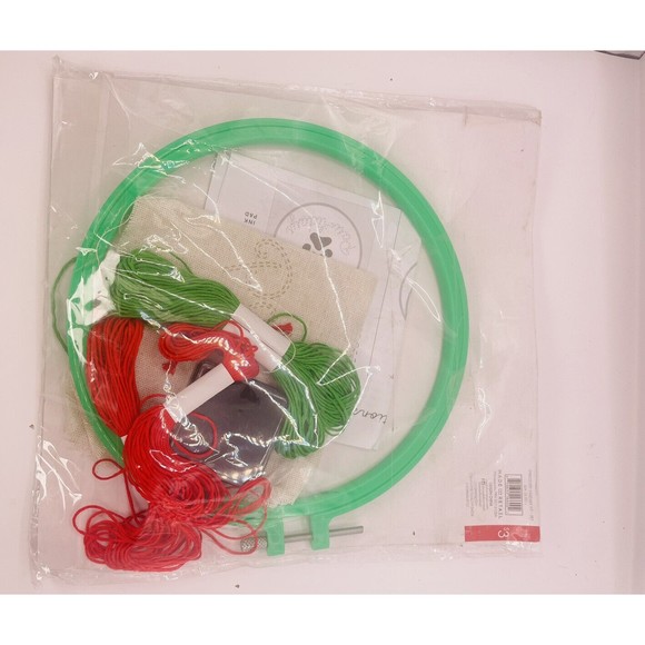 "Happy Paw-lidays" Pet Handprint Embroidery Keepsake Kit Christmas C21 - Picture 6 of 6